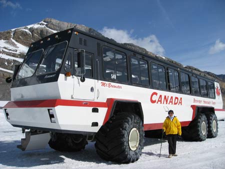 Snow bus on Columbia icefield