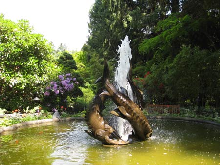 dolphin fountain at Butchart